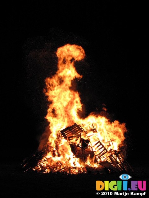 SX16854 Bonfire collapsing